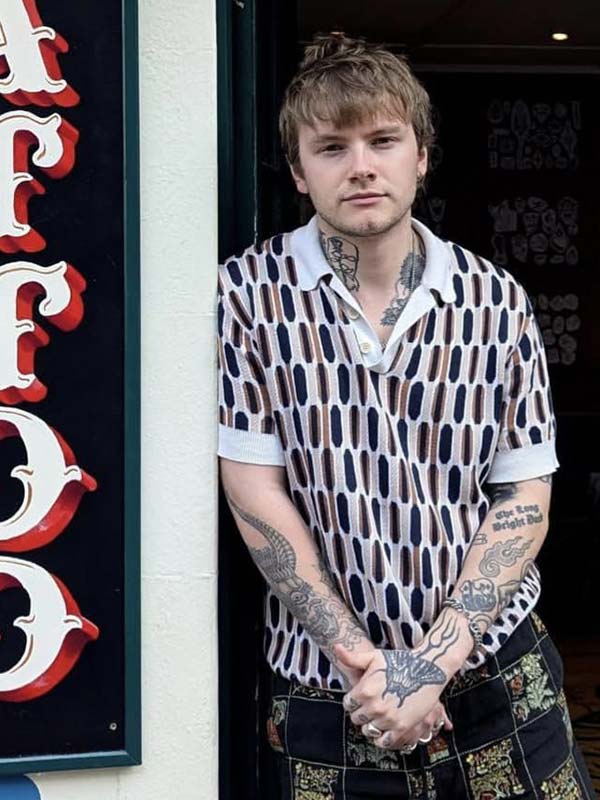 Yan Gold tattooing